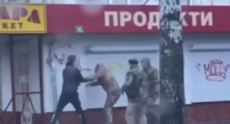 У Житомирі чоловік побив працівника військкомату (відео)