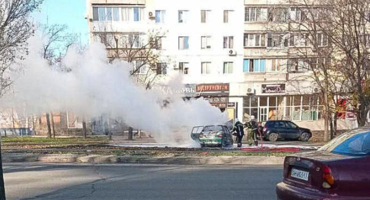 В Мариуполе взорвали автомобиль полицейского оккупанта