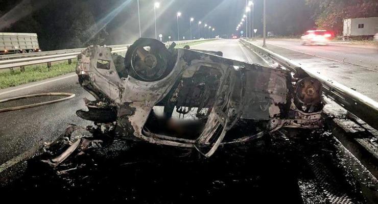 Автівка згоріла разом з водієм: поліція розслідує смертельне ДТП на Київщині