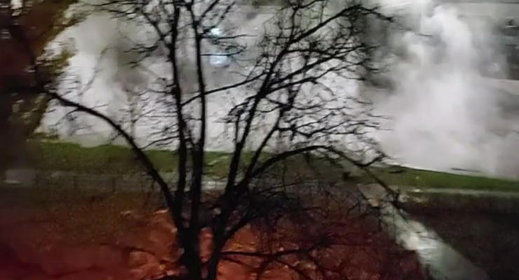 Вулиця в окропі: у Києві прорвало трубу з гарячою трубою (відео)