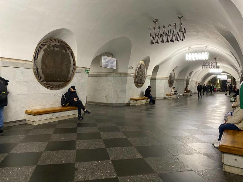 На станції метро “Вокзальна” замаскували радянську символіку / www.facebook.com/kyivmetro