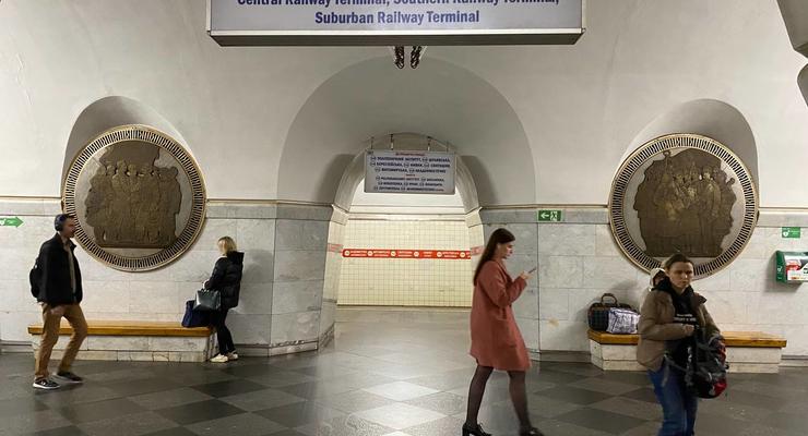 На станции метро "Вокзальная" замаскировали советскую символику