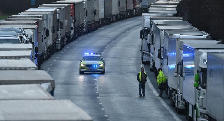 На украинско-словацкой границе выросли очереди из грузовиков из-за блокады
