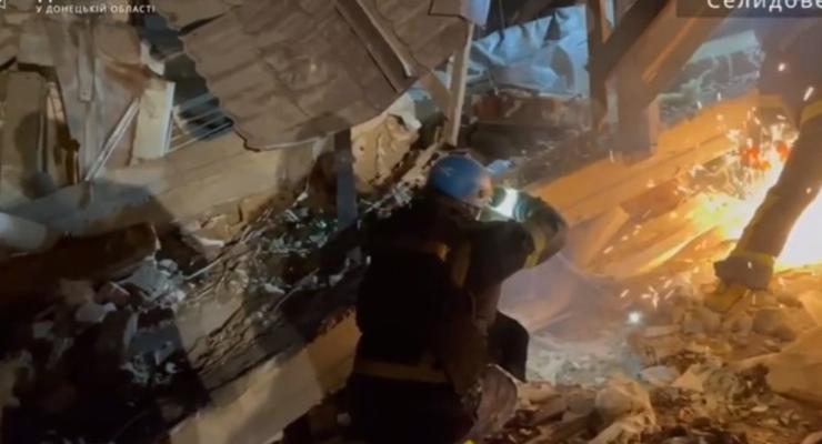 В Селидово из-под завалов спасли мужчину