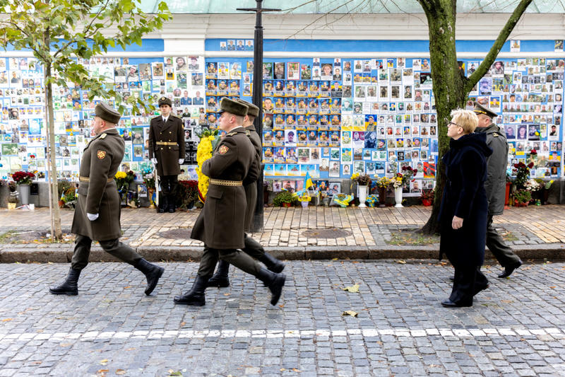 Ингрида Шимоните почтила память украинских защитников, погибших на войне с Россией / twitter.com