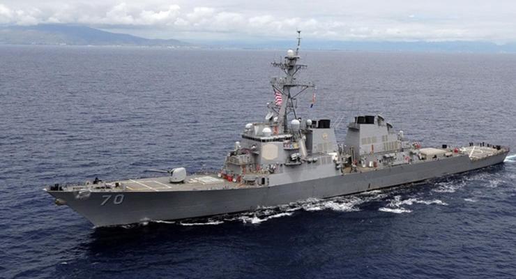 Китай обвинил во "вторжении" эсминец США