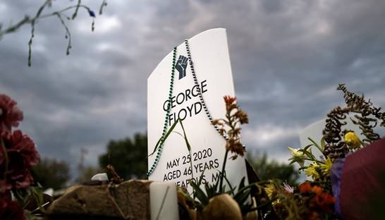 Осужденного за убийство Флойда полицейского тяжело ранили в тюрьме