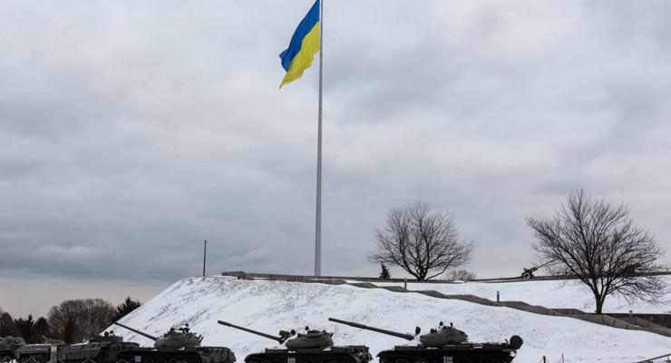 В Киеве сильный ветер разорвал самый большой флаг Украины (видео)