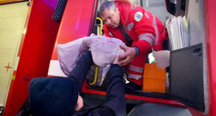 Из-за непогоды родила дома: в Одесской области спасатели помогли роженице добраться до больницы