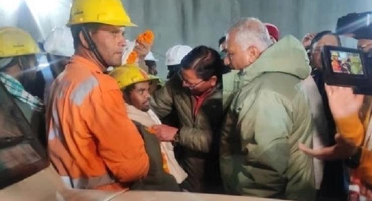 В Индии спасли рабочих, заблокированных более двух недель в тоннеле