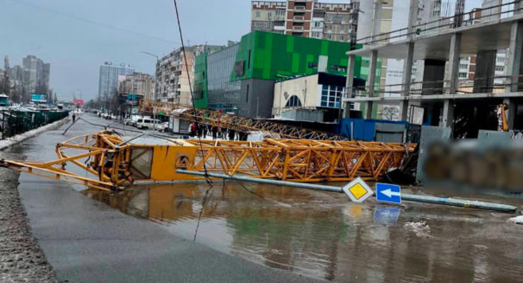 У Києві впав будівельний кран: прорвало трубопровід, перекрито рух транспорту