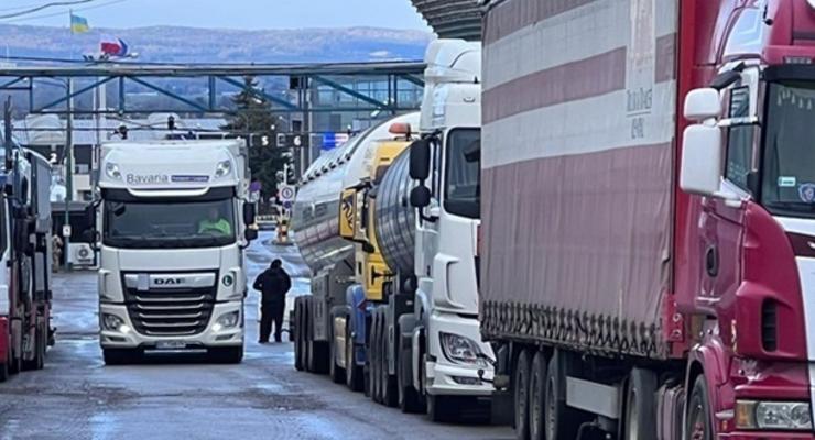 ПП Угринов-Долгобычев откроют для проезда пустых грузовиков