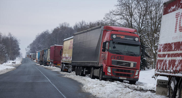 Блокада грузовиков в Польше задерживает военную помощь для ВСУ, - Reuters