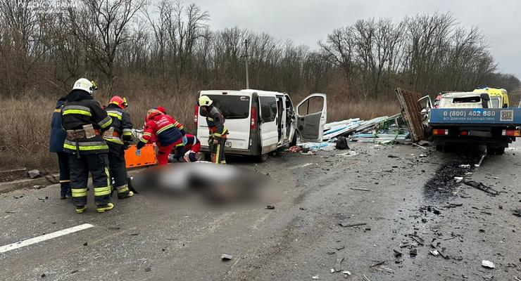 На Харьковщине столкнулись три авто: 6 погибших, 5 травмированных