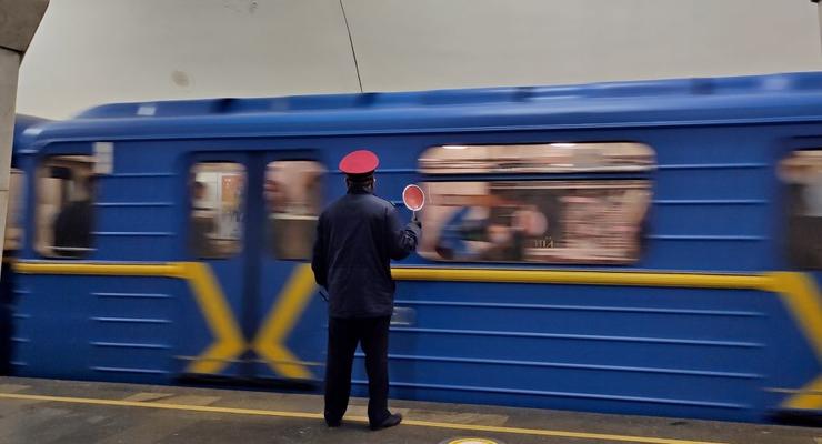 В Киеве на полгода закрывают 6 станций синей ветки метро на полгода