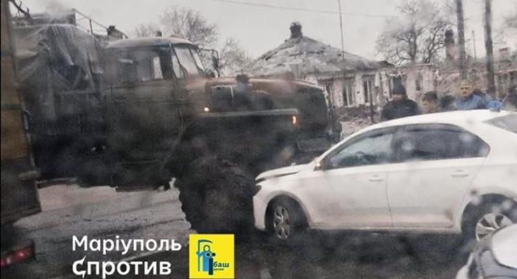 В Мариуполе российский грузовик с боекомплектом протаранил авто