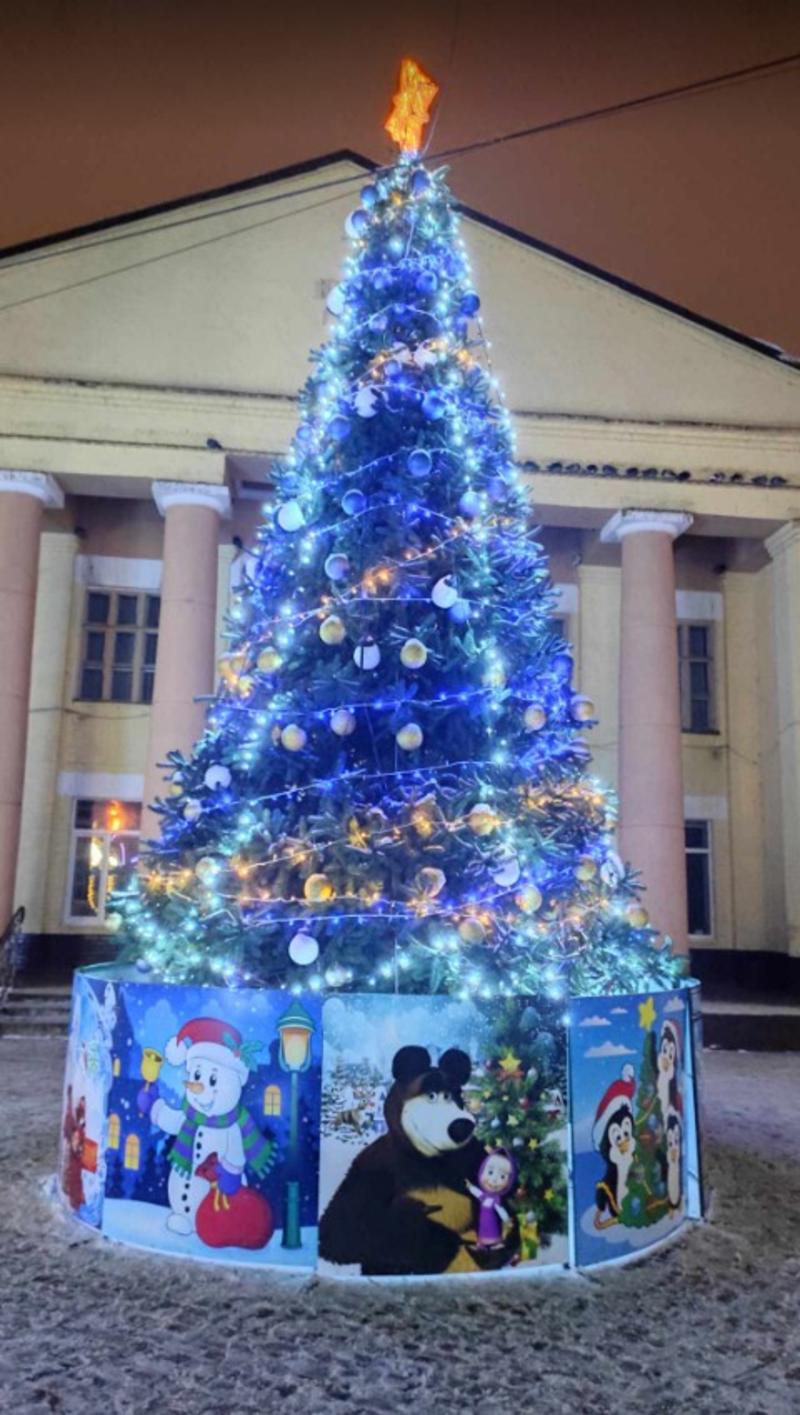 В поселке Коцюбинское Киевской области установили новогоднюю елку, украшенную рисунками из российского мультфильма 