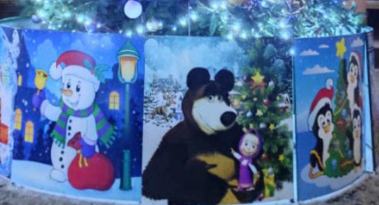 В Коцюбинском елку украсили рисунками "Маши и медведя": в поселковом совете прокомментировали