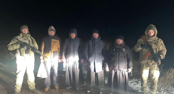 На Одещині затримали ухилянтів в рясах, яких за $12 тисяч покатали на човні біля кордону