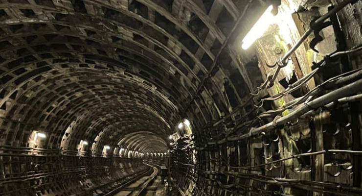 Правоохранители показали, как выглядит подтопленный тоннель киевского метро (фото)
