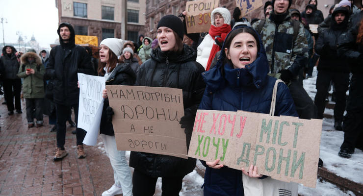 Протестующие под Киевсоветом требовали увеличить расходы для ВСУ