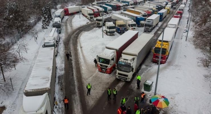 Еще один украинский водитель скончался на границе с Польшей