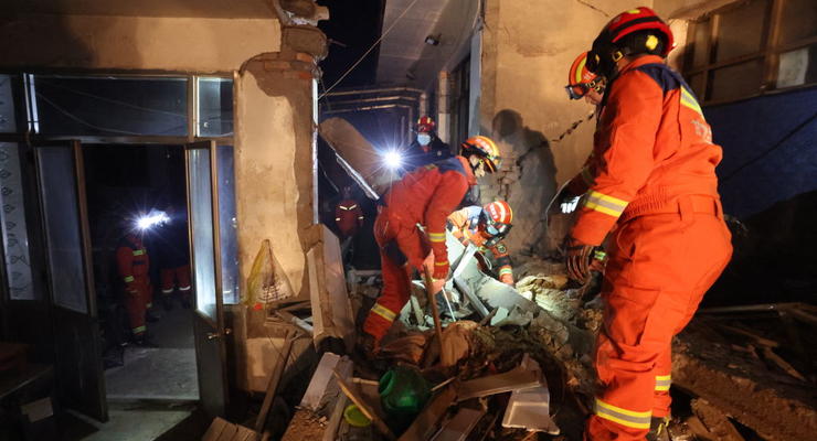 В Китае произошло мощное землетрясение: погибли более 100 человек