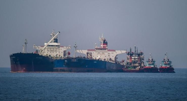 П'ять танкерів з російською нафтою застрягли по дорозі до Індії