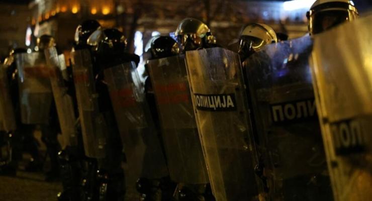 Полиция Белграда применила против протестующих слезоточивый газ