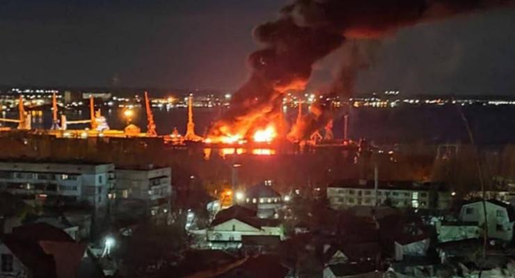 Детонация и сильный пожар в Феодосийском порту - соцсети