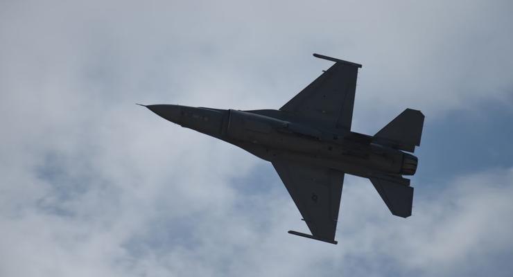 Шесть украинских пилотов завершили базовую подготовку к полетам на F-16 в Британии