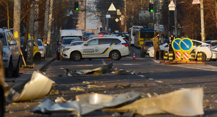 В Киеве полиция перекрыла несколько улиц для ликвидации последствий ракетной атаки