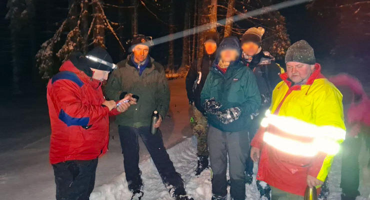 Не смогли спуститься с Говерлы из-за тумана: в Карпатах спасли 4 польских туристов