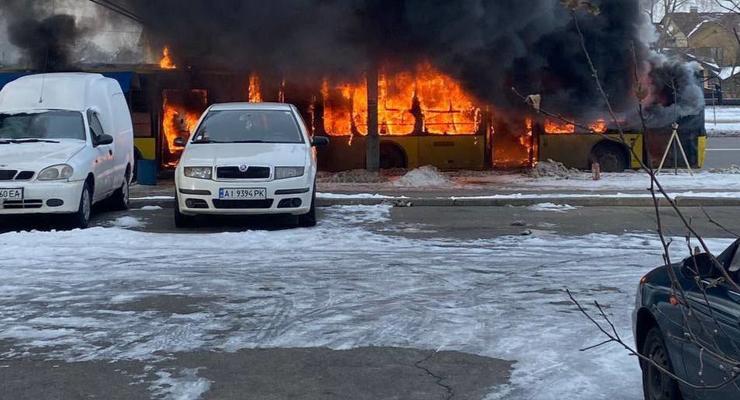 У Києві загорівся тролейбус, його підпалили зсередини салону, - КМДА