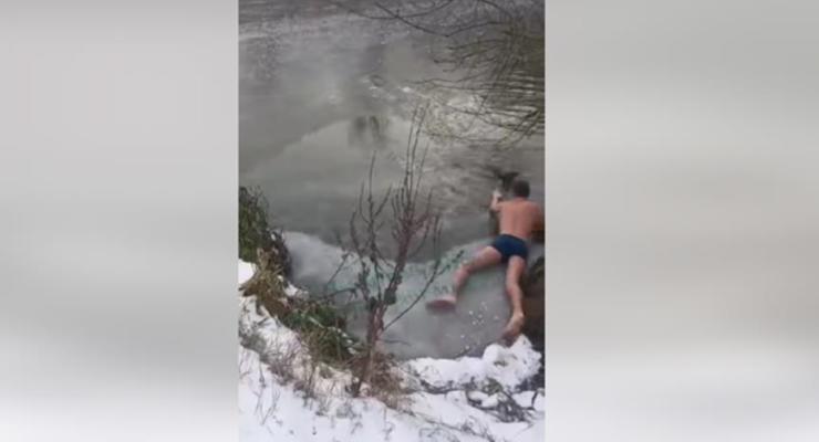 В Ирпене мужчина вытащил собаку из ледяной воды