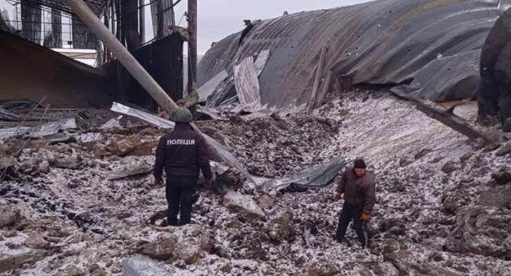 Россияне сбросили бомбы на зернохранилище в Харьковской области