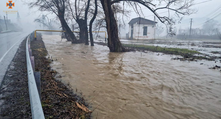 Паводок на Закарпатье: подтоплены дома и дорога