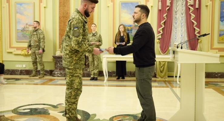 Зеленский вручил сертификаты на жилье Героям Украины