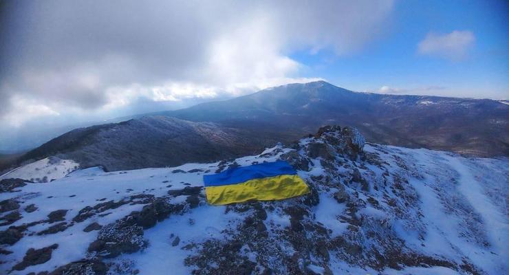 В оккупированном Крыму и Макеевке взвился украинский флаг