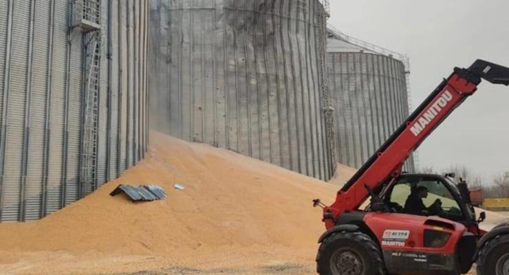 Россияне атаковали зернохранилище на Полтавщине, уничтожена часть урожая