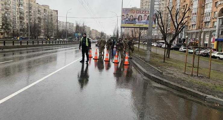 Ищут ДРГ: в Оболонском районе Киева ТЦК и полиция установили блокпосты