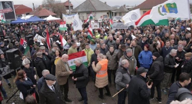 На границе с Украиной венгерские фермеры устроили протест