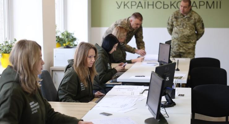 "Здесь не будут вручать повесток": в Украине открыли первый центр рекрутинга в ВСУ