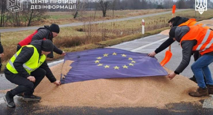 Польські фермери висипали на землю українське зерно: акцію влаштував член проросійської партії