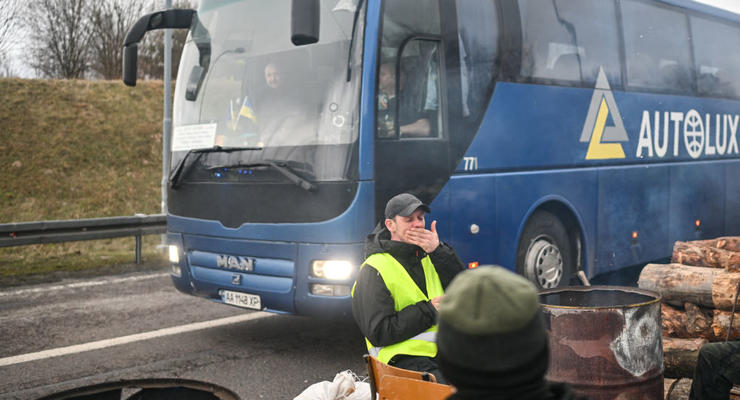 Поляки заблокировали пассажирский транспорт на границе: Минобновления провело срочные переговоры