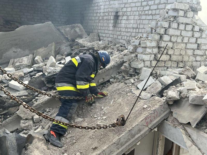 У Дніпрі з-під завалів будинку у який влучив російський дрон дістали тіло чоловіка / t.me/dnipropetrovskaODA