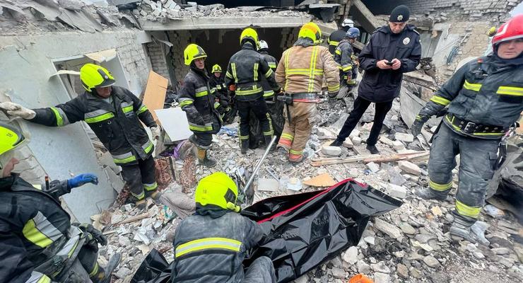 Удар РФ по Днепру: из-под завалов дома достали тело погибшего