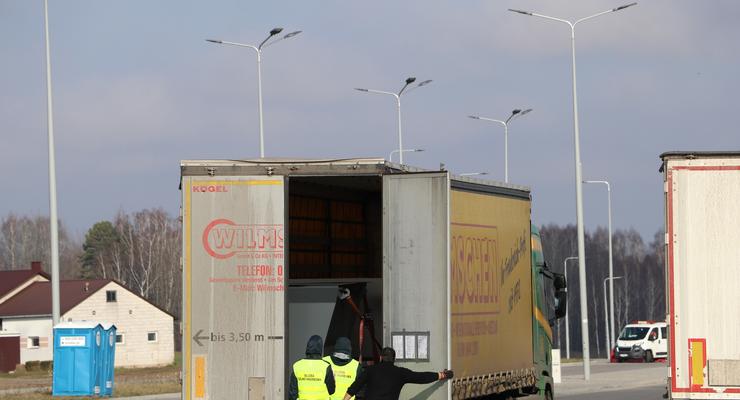 Ищут украинское зерно: поляки начали проверять грузовики на границе с Литвой