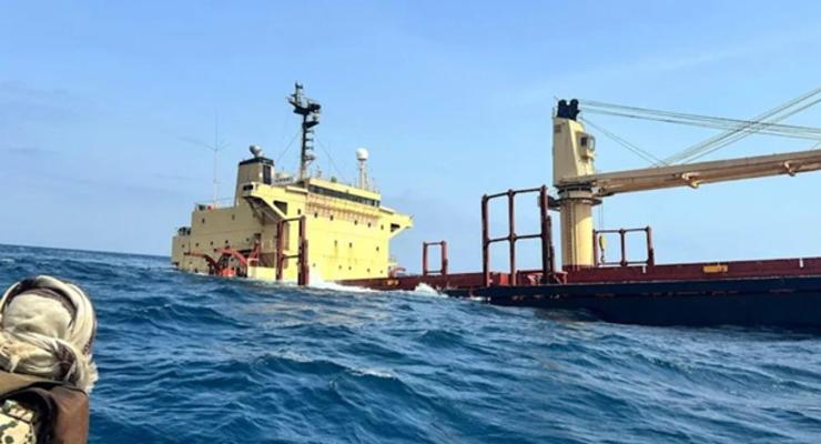 СМИ показали затонувшее судно после удара хуситов