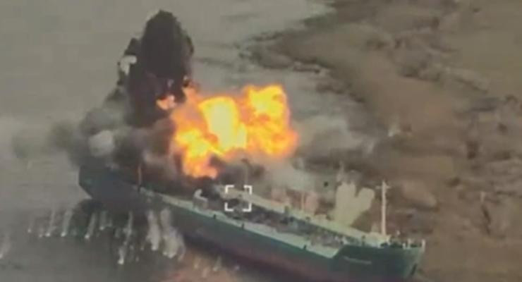 Украинские летчики уничтожили российское судно: Олещук показал видео